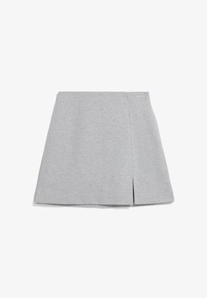 Lichtgrijze minirok met een voorsplit en een strak, minimalistisch ontwerp, plat neergelegd op een witte achtergrond.