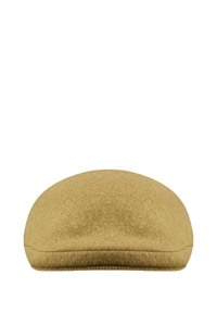 Cappello piatto realizzato in tessuto texturizzato color tan, con una corona arrotondata e un visiera corta e rigida. Design minimalista senza modelli o accenti visibili.