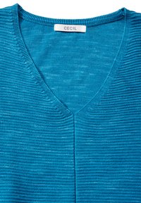 Türkiser Strickoberteil mit V-Ausschnitt, das über eine gerippte Textur und dezente horizontale Streifen verfügt. Das Etikett lautet "CECIL."