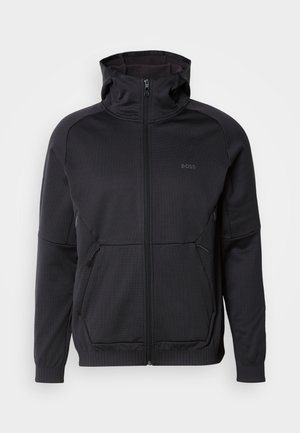 Čierna mikina na zips s vysokým golierom, vyrobená z textúrovaného materiálu, so štyrmi prednými vreckami a diskrétnym logom.
