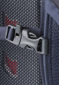 Schwarze Kunststoffschnalle auf dunkelblauem Mesh-Gewebe mit rotem Akzent. Die Textur ist atmungsaktiv mit einem Gittermuster und sichtbaren Nahtdetails.