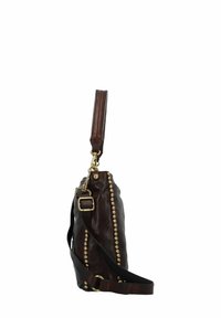 Bruine leren tas met een gestructureerd oppervlak, voorzien van gouden studs aan de zijkant, een kort handvat en een verstelbare zwarte schouderband.