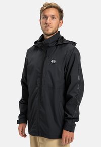 Čierna ľahká bunda so zapínaním na zips, nastaviteľnou kapucňou a bočnými vreckami. Obsahuje logo na hrudi a textový detail na rukáve.