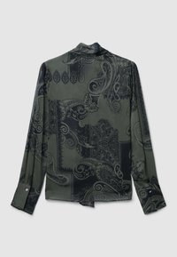 Camicia a maniche lunghe di colore verde scuro con un motivo paisley nero, caratterizzata da una texture liscia e polsini con bottoni. Design del colletto classico.