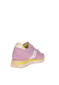 Scarpa da atletica rosa con tomaia in suede e pelle sintetica, caratterizzata da accenti bianchi e suola in gomma testurizzata, progettata per comfort e supporto.