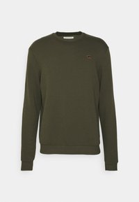 Sudadera verde oliva hecha de algodón, con cuello redondo, mangas largas, puños acanalados y un pequeño logo de oso bordado en el pecho.
