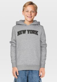 Sivá mikina vyrobená z mäkkej tkaniny s prednou klokanou vreckou a vyšitým nápisom "NEW YORK" na hrudi. Obsahuje podšívkovú kapucňu.
