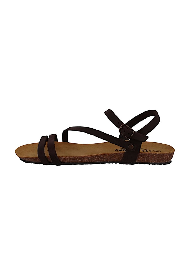 Sandal de cuero marrón con dos correas, una correa en el tobillo con hebilla y una plantilla de corcho texturizada. Suela de goma plana para mayor estabilidad.