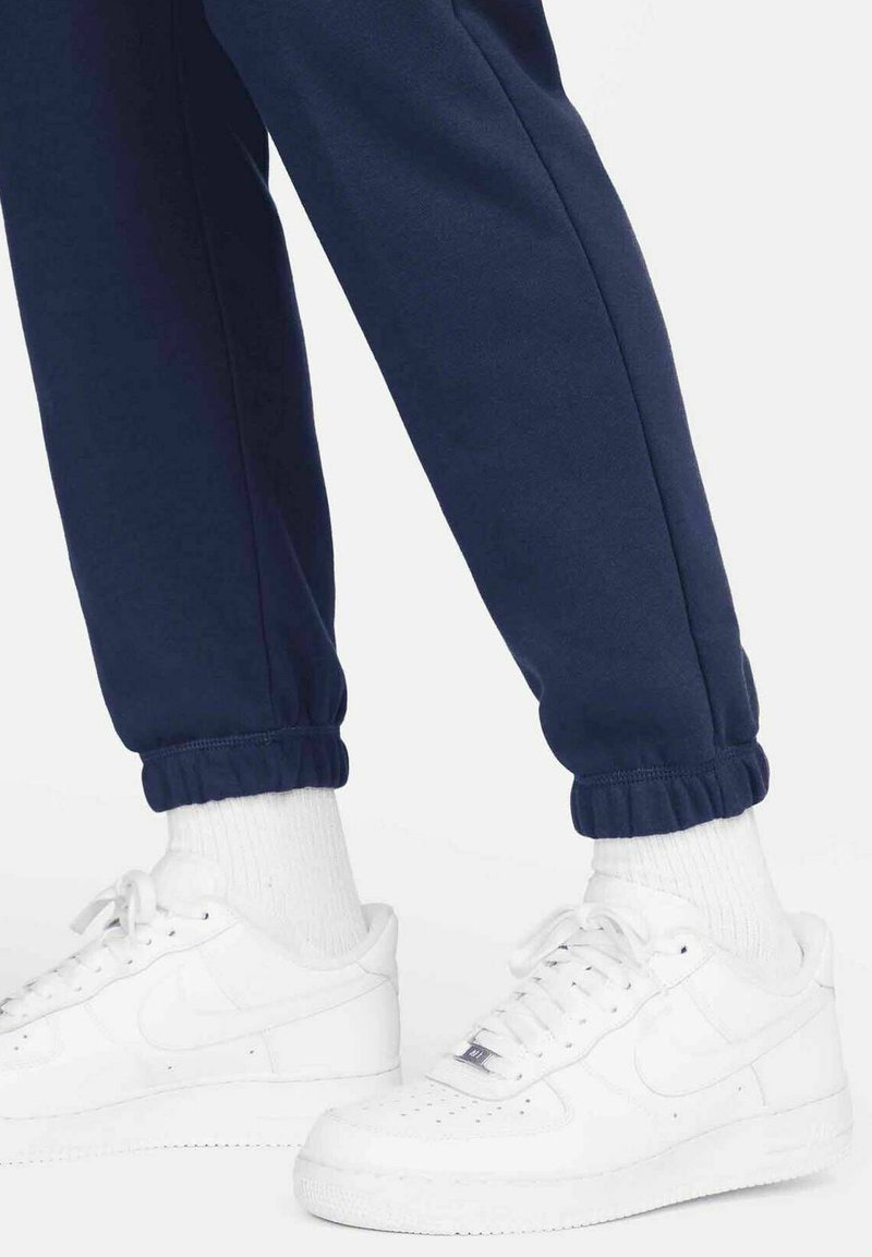 Herren Trainingsanzüge | Nike Sportswear Jogginghose nachtblau/dark-blue denim - GM75249 Herren Trainingsanzüge | Nike Sportswear Jogginghose nachtblau/dark-blue denim - GM75249