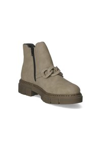 Botas de tobillo de cuero topo con un cierre lateral, suela robusta y un detalle decorativo de cadena en la parte frontal. Texturizadas con un acabado suave.