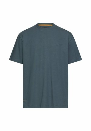 Prosty ciemnoszary t-shirt z krótkim rękawem i okrągłym dekoltem, z małym wytłoczonym logo na lewej piersi i subtelnym tekstem w pobliżu dolnego brzegu.