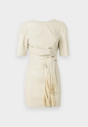 Vestido de cuero crema con mangas cortas, un corsé ajustado y un cinturón atado con detalle de flecos. Textura suave y diseño minimalista.