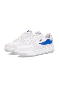 Baskets blanches avec des accents bleus, présentant un mélange de cuir et de daim, bout rond, semelle plate et détails de logo sur le côté.