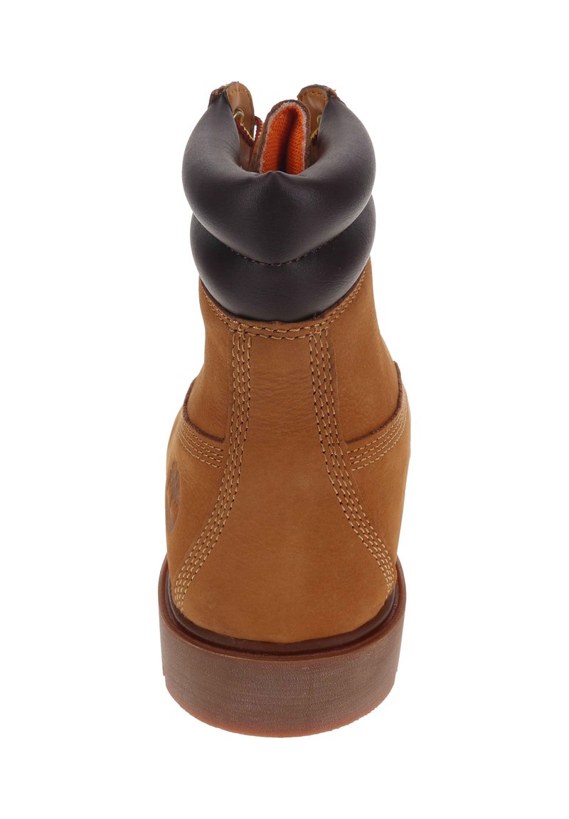 Stivale da lavoro in pelle marrone con colletto imbottito marrone scuro, cuciture visibili e suola in gomma spessa, visto da dietro.