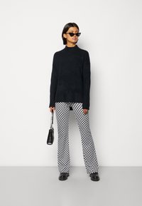 Vero Moda VMLEFILE BOXY NOOS - Neule - black