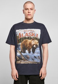 Upscale by Mister Tee Trükipildiga T-särk - navy