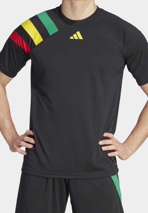 Zwart sportshirt met rode, gele en groene strepen op de linker schouder, geel logo op de borst, gedragen met bijpassende shorts.