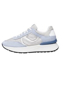 Sportowe sneakersy w jasnoniebieskim, szarym i białym kolorze. Wykonane z tkaniny i zamszu, z wyściełanym kołnierzem, sznurowanym zapięciem oraz grubą białą podeszwą.