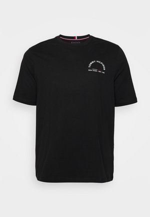 Czarna koszulka Tommy Hilfiger z krótkim rękawem, białym logo i napisem "Tommy Hilfiger New York Est. 1985" na lewej piersi.