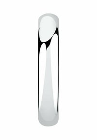 Silverring med en slät, polerad yta. Har en rundad form och en lätt avsmalnande form mot ändarna. Reflekterande finish utan mönster.