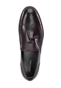 Zapato de cuero marrón con detalles de picado, acabado liso y un lazo en la parte delantera. Plantilla texturizada, marca visible.