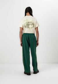 iets frans... HARRI WIDE LEG JOGGER UNISEX - Treniņtērpa apakšdaļas - green