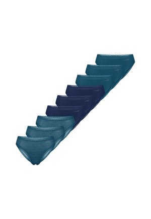 Neuf paires de sous-vêtements en coton pour femmes avec bordure en dentelle dans des tons de sarcelle et de bleu marine disposées en diagonale sur fond blanc.