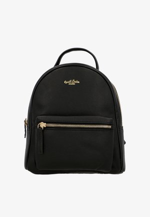 Černý kožený batoh se zlatým zipem, přední kapsou, horním uchytem a logem "Quast Leader studio" ve zlaté barvě.