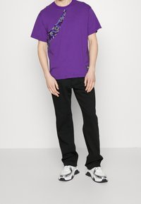 Versace Jeans Couture T-shirt med print - purple