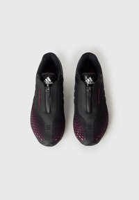 Ζεύγος μαύρα αθλητικά παπούτσια Adidas με ροζ δίχτυ και φερμουάρ μπροστά, σε θέαση από πάνω σε λευκό φόντο.