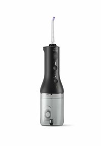 Zwarte elektrische waterflosser met een transparante tank, een schuine spuitmond en bedieningsknoppen op de handgreep. Compact en modern ontwerp.