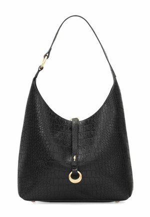 Czarna skórzana torebka o fakturze krokodyla, z pojedynczym paskiem i złotym pierścieniem dekoracyjnym na przednim zapięciu paska.