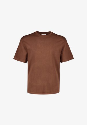 Brązowa koszulka z krótkim rękawem i okrągłym dekoltem, o luźnym kroju i prostym wzorze, przedstawiona na białym tle.