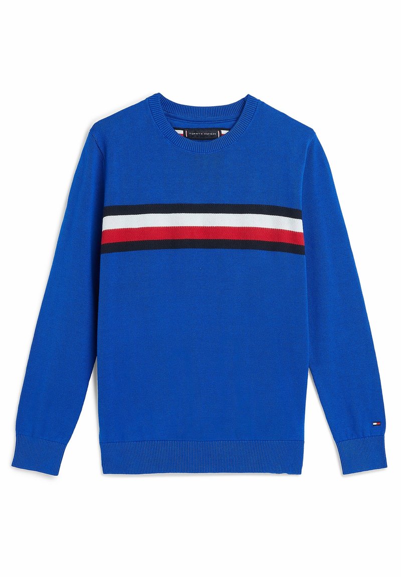 Pull bleu à manches longues avec des rayures horizontales noires, blanches et rouges sur la poitrine, poignets côtelés et col rond.