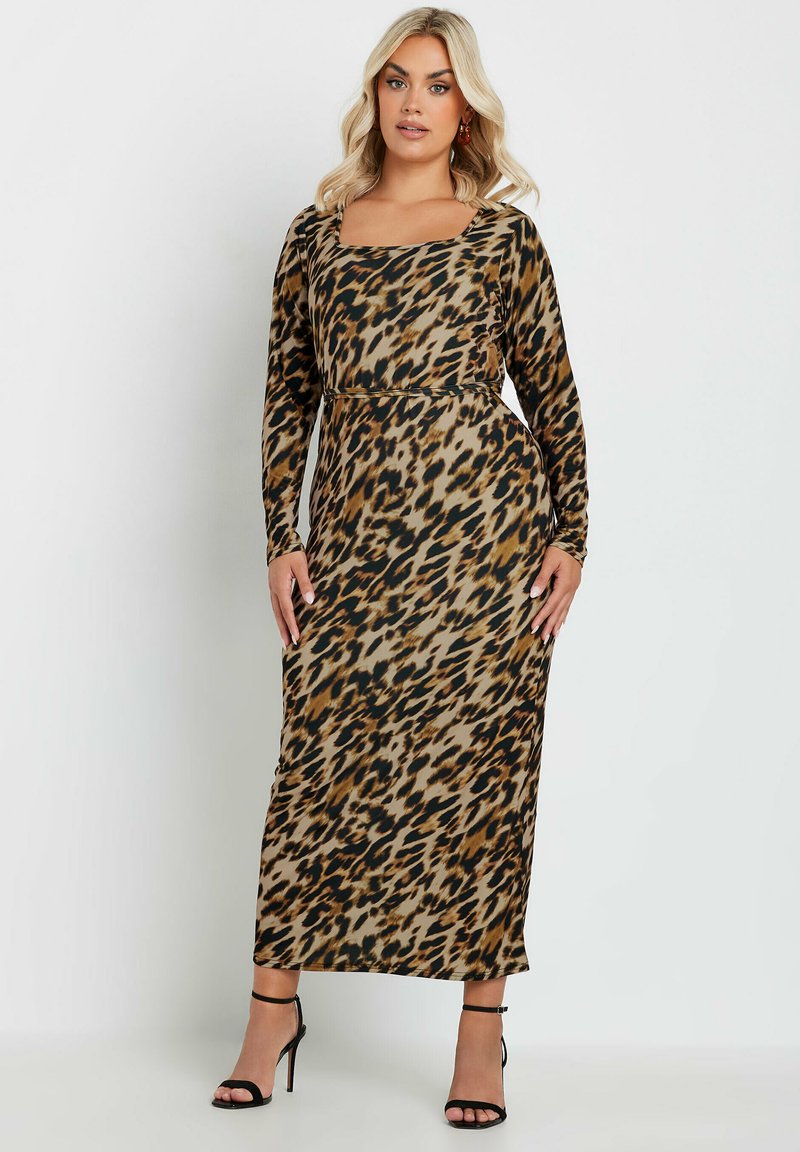 Maxiklänning i leopardprint i stretchigt tyg, med långa ärmar, fyrkantig halsringning och markerad midja. Svarta remsandaler.