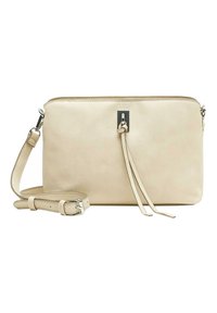 Bežna teksturirana torbica prek telom iz sintetičnega materiala z zadrgo in nastavljivim trakom. Ima kovinski detajl spredaj.