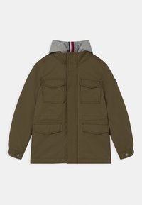 Olivově zelená bunda s šedou kapucí, která má čtyři kapsy, knoflíkové zapínání a hladkou texturu. Vnitřní strana kapuce má červené a modré pruhy.