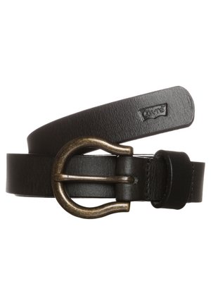 Zwarte leren riem met een afgeronde gespsluiting in antiek messing, met een klein geperst Levi's-logo vlakbij het uiteinde.