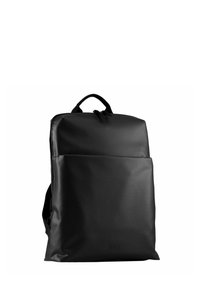 Mochila negra hecha de material liso y resistente al agua. Cuenta con un bolsillo frontal y un asa en la parte superior. Diseño minimalista sin herrajes visibles.