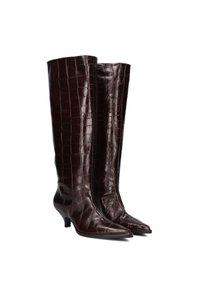Kniehoge, bordeauxrode laarzen van glanzend krokodillenleer met reliëf. Puntige neus en gestapelde, slanke hakken. Gladde textuur met een uitgesproken patroon.