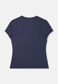 Camiseta de manga corta azul marino oscuro con un corte ajustado y cuello redondo. Tejido de algodón suave con detalles de costura mínimos. Vista trasera.