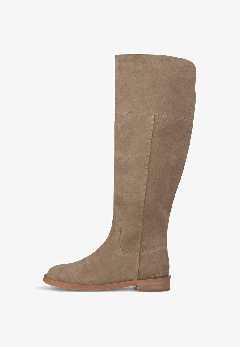 Stivale in suede taupe alto fino al ginocchio con punta arrotondata, cuciture minime e tacco in legno basso. Texture liscia, silhouette pulita e senza hardware visibile.