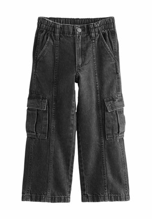 Pantalon cargo en denim noir avec taille élastique, fermeture par boutons, poches latérales et poches à rabats sur les jambes.