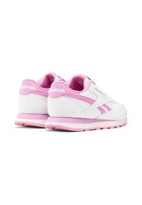 Witte sneakers met roze accenten, voorzien van een glad leren bovenwerk, een gevoerd kraagje, veters en een rubberen zool met een gestructureerd looppatroon.