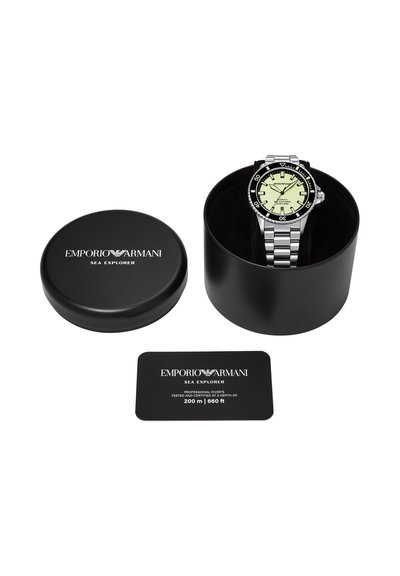 Orologio da sub Emporio Armani Sea Explorer in acciaio inossidabile con cassa rotonda nera, chiusura con cappuccio e certificato per resistenza all'acqua fino a 200 m.