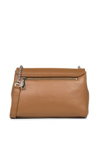 Taske i tanfarvet læder med tekstureret overflade, sølvkæde som rem og en lynlåslomme foran. Rektangulær form med klaplukning.