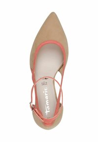 Décolleté in suede beige con punta affusolata, dotato di un cinturino corallo e un accento all'apertura. Fodera interna liscia con branding visibile.