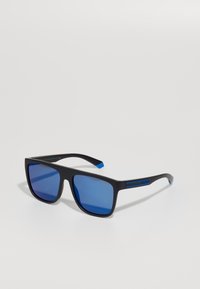Ochelari de soare din plastic negru cu lentile nuanțate de albastru. Formă pătrată cu ramă solidă și dungi accent albastre pe brațe. Finisaj elegant mat.
