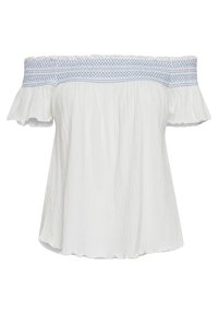 Blusa bianca scollata con maniche a volant, caratterizzata da un tessuto testurizzato e un motivo arricciato blu lungo il colletto.