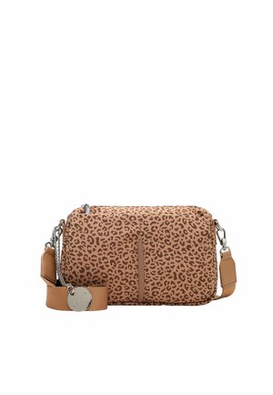 Brun rektangulær crossbody taske med mørkt leopardmønster, sølv lynlås, bred rem og rundt sølvvedhæng.